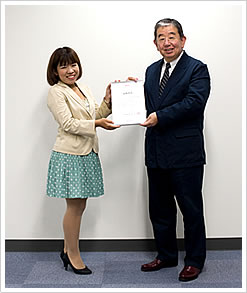 賞状を受け取り、笑顔の平井さん